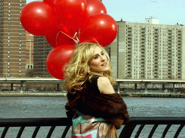 Carrie Bradshaw in una scena di Sex and the City