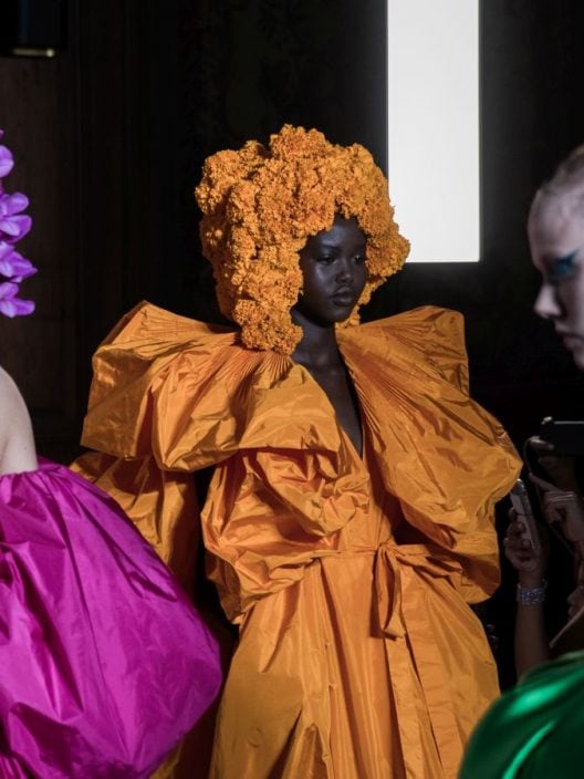 Dal Rosso Valentino al Rosa Sciaparelli: tutti i colori iconici della moda