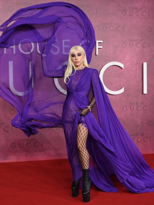 L’abito viola di Lady Gaga è il must da favola dell’inverno