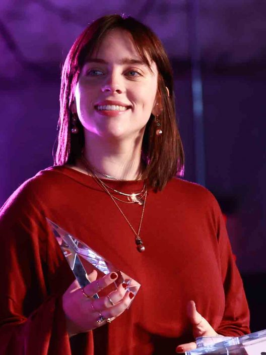 L’abito che Billie Eilish ha sfoggiato al Saturday Night Show è un tripudio di gioia natalizia