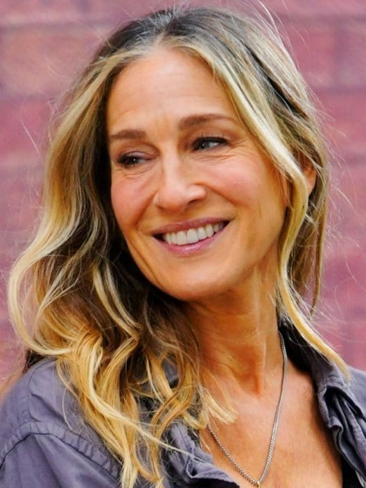 Sarah Jessica Parker saluta il pubblico di Sex and The City con un vestito da sogno