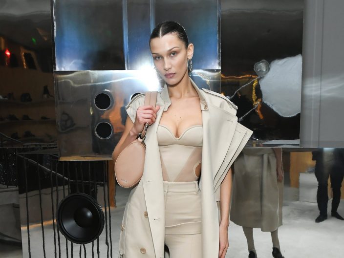 Bella Hadid col trench Burberry