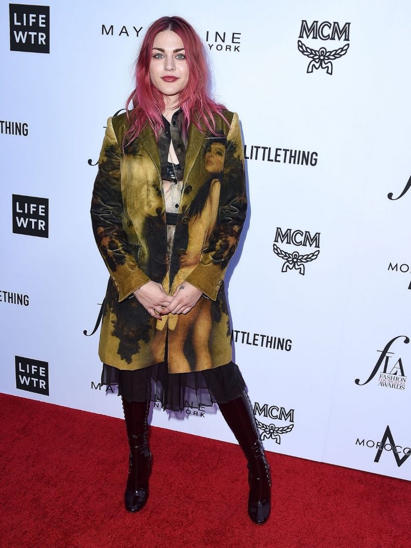 Frances Bean Cobain con capelli viola e look grunge posa davanti ai fotografi