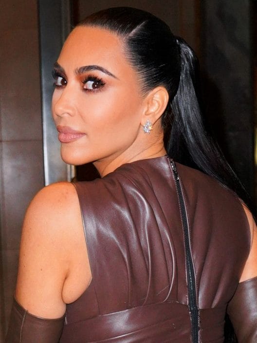 Kim Kardashian stupisce ancora: il look con il nastro adesivo per Balenciaga