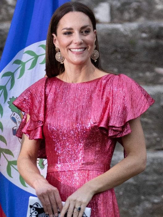 Kate Middleton in total pink. L’abito rosa cangiante è il tocco glam che ci piace