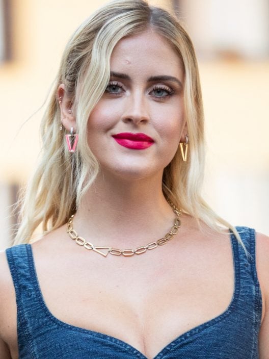 Blazer azzurro e mini scintillante: con Valentina Ferragni è già primavera a Parigi