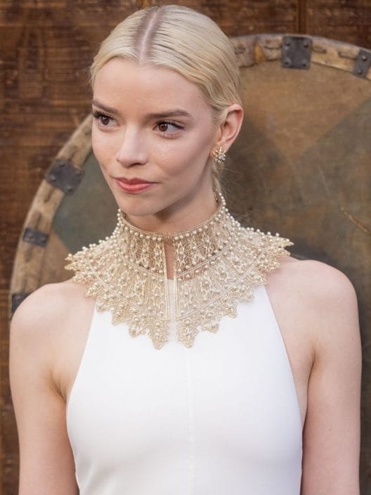 L’abito bianco di Anya Taylor Joy è il tocco angelico che la rende ancor più eterea