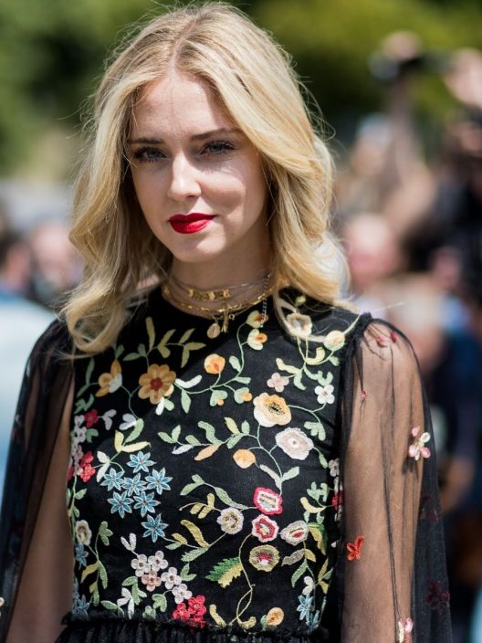 Il top a righe e la gonna in pelle di Chiara Ferragni sono il trend casual da copiare subito