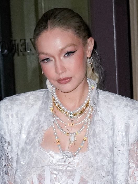 Corsetto e una cascata di pizzo bianco, Gigi Hadid eterea e sensuale col completo “angelico”