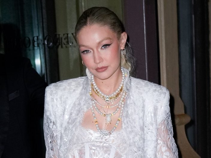 Gigi Hadid col completo di pizzo bianco