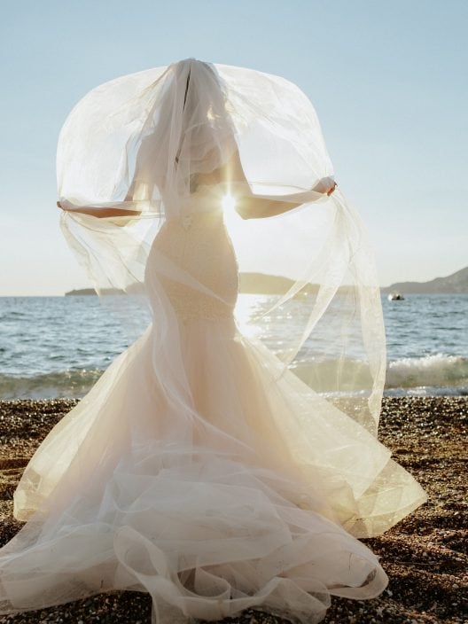 Gli abiti da sposa perfetti per un matrimonio in spiaggia