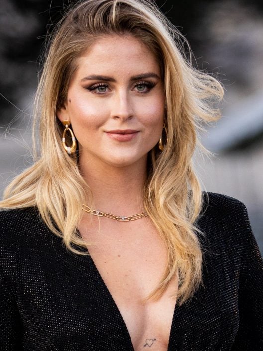 L’intramontabile eleganza del nero: Valentina Ferragni illumina Cannes con un long dress da sogno