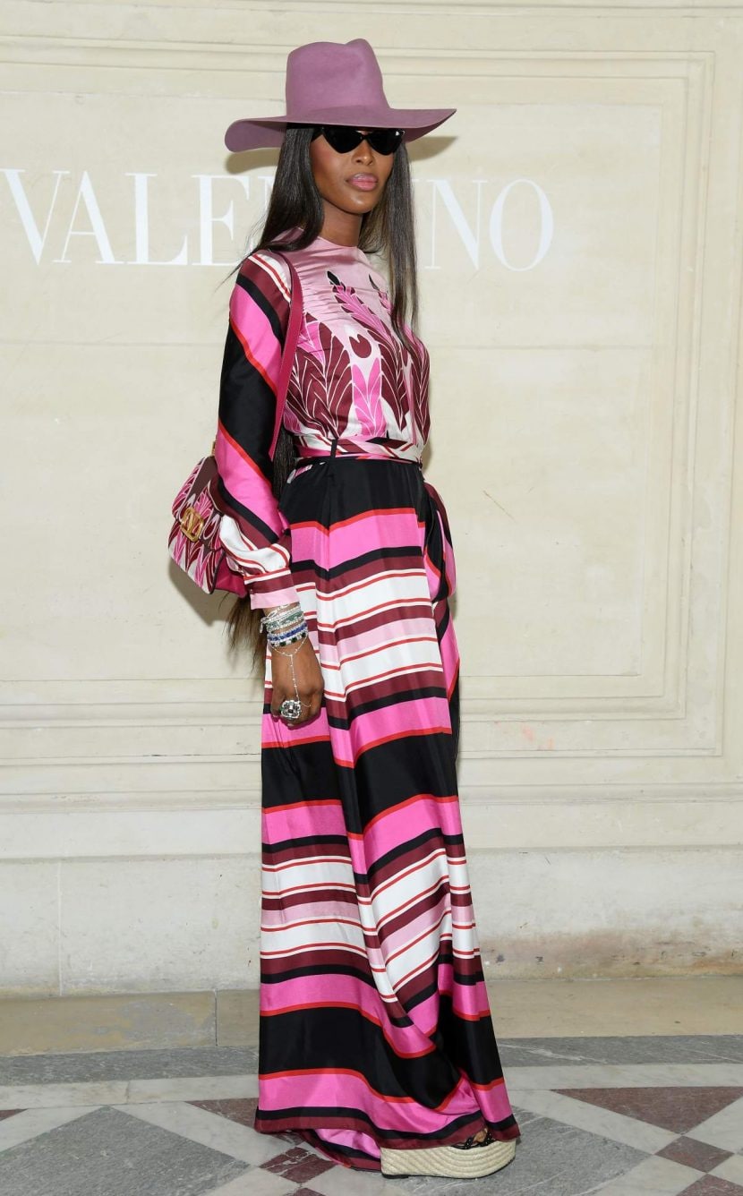 Naomi Campbell con l'abito multicolor Valentino