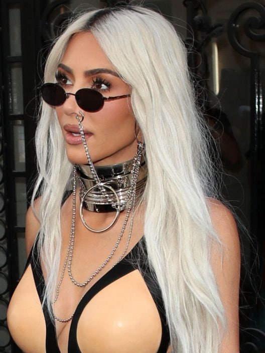 Kim Kardashian stupisce (ancora): il look in passerella è pura provocazione