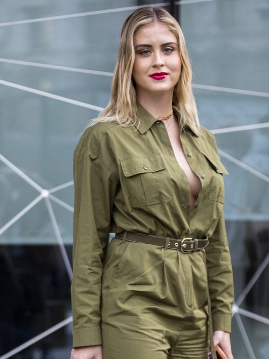 Valentina Ferragni brilla in verde: body trasparente e pantaloni mimetici, abbinamento perfetto!