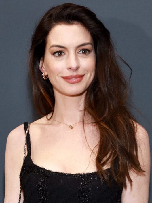 Rock’n’chic: è Anne Hathaway, in total black al Sundance Film Festival