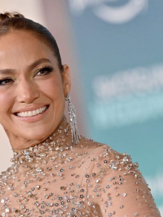 Un tripudio di luce e trasparenze: Jennifer Lopez brilla sul red carpet