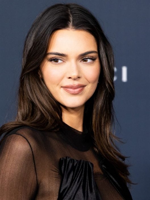 Body print scultoreo: Kendall Jenner conferma la tendenza e la sfoggia in modo super chic