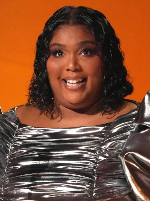 Un trionfo di frange e d’argento: Lizzo risplende al party di apertura della Milano Fashion Week 2023