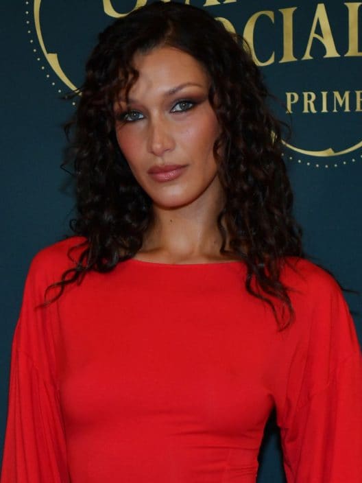 Total red e super chic: Bella Hadid detta le regole dell’eleganza in primavera