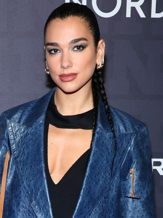 Ancora denim: Dua Lipa sfoggia un abito, il look è da copiare subito