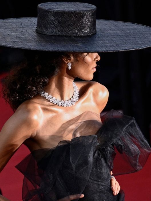 Sì, anche Cindy Bruna stupisce con le trasparenze a Cannes