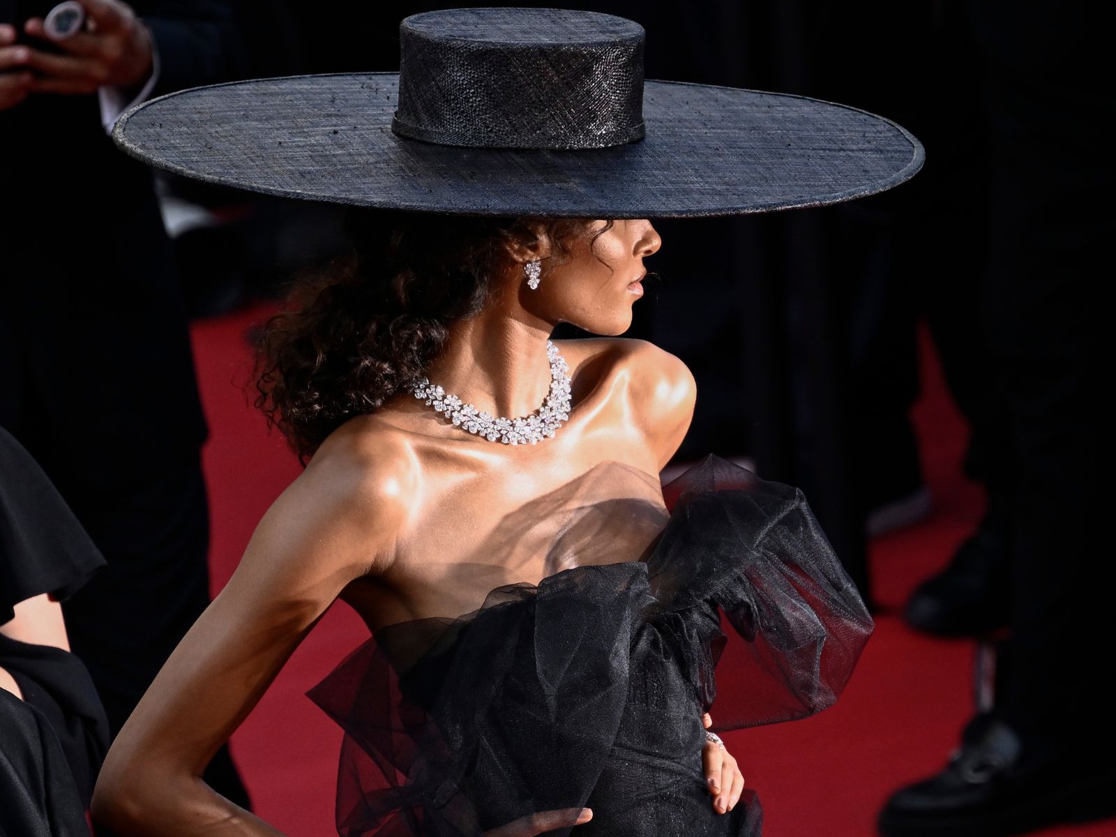 Sì, anche Cindy Bruna stupisce con le trasparenze a Cannes