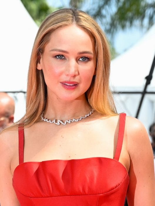 Sotto il vestito… le infradito! Così Jennifer Lawrence conquista Cannes