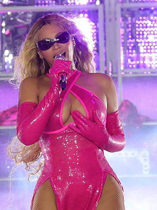 Beyoncé “rinasce” come Barbie: il look al concerto di Amsterdam è total pink