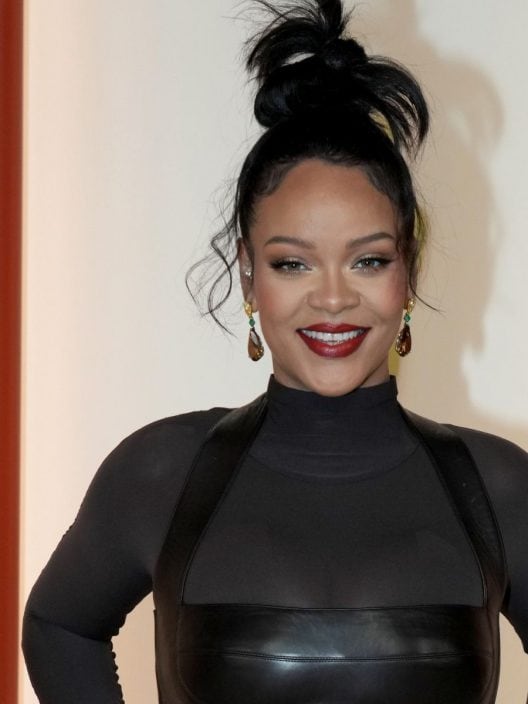 Pancione, microtop ed effetto pixel in denim: Rihanna è pura tendenza