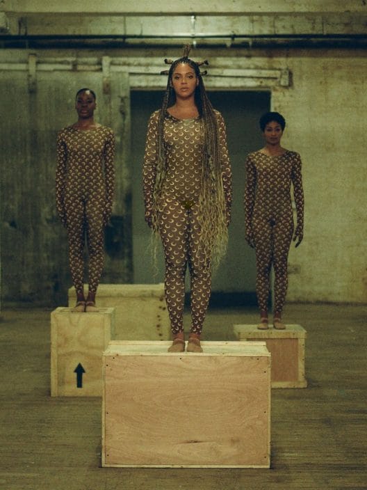 Dalla catsuit di Beyoncé in vendita per beneficenza al debutto di Grace Burns: il fashion recap della settimana