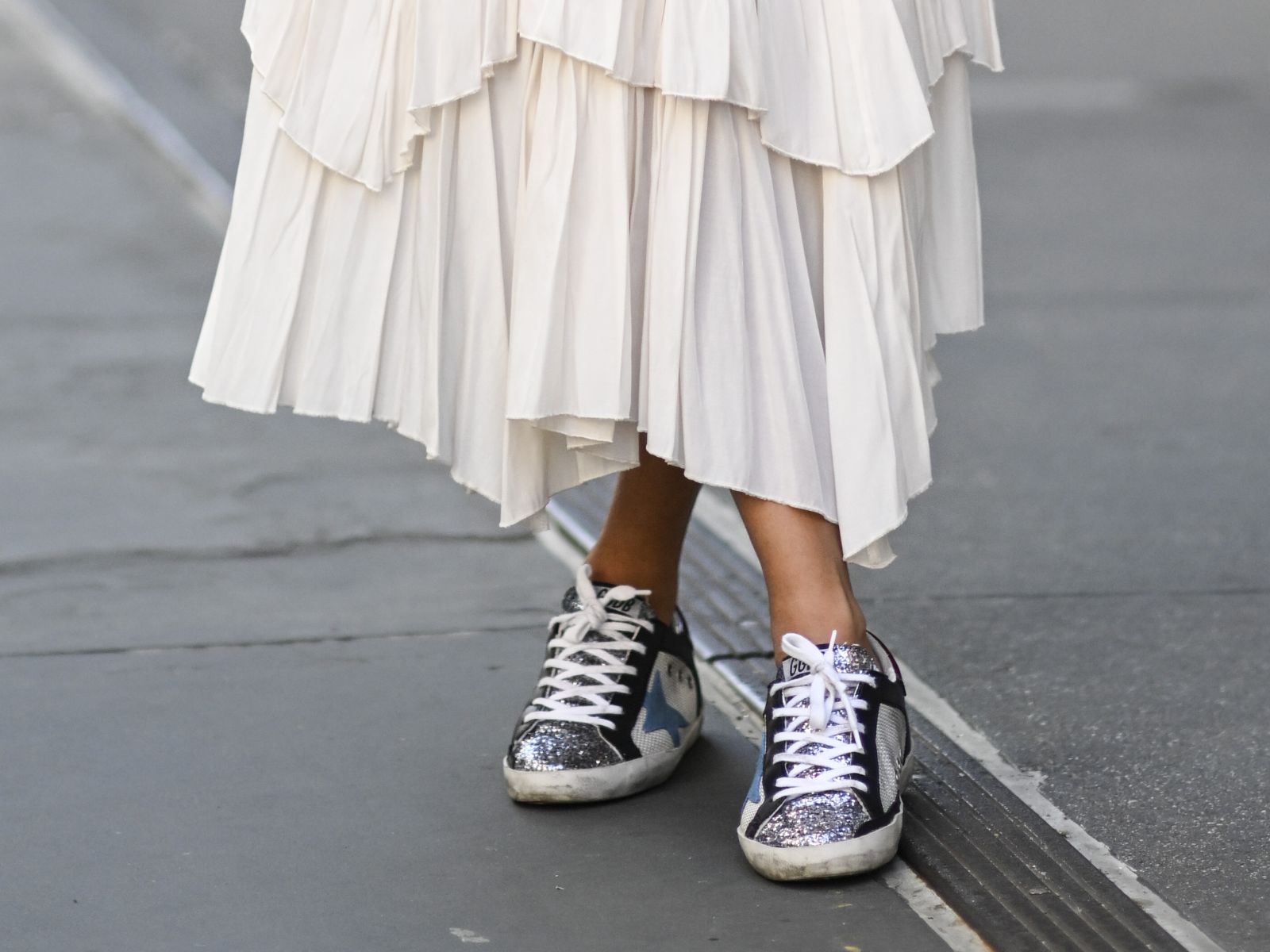 Le sneakers argento sono le scarpe che vogliamo per l'autunno 2023
