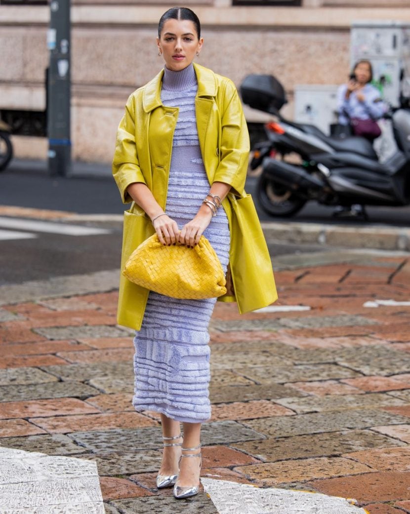 Trench corto giallo in vernice + abito lungo + scarpe con tacco metallizzate