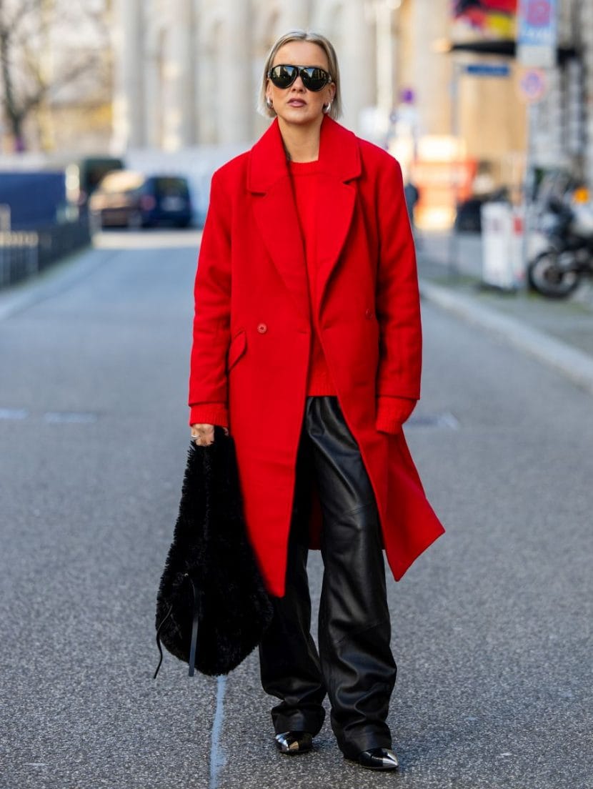 Maglione rosso + pantaloni in pelle nera + texani