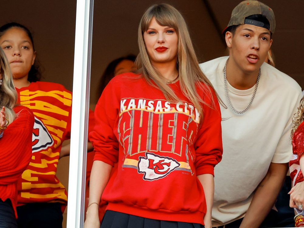 Taylor Swift con una felpa dei Kansas City Chiefs