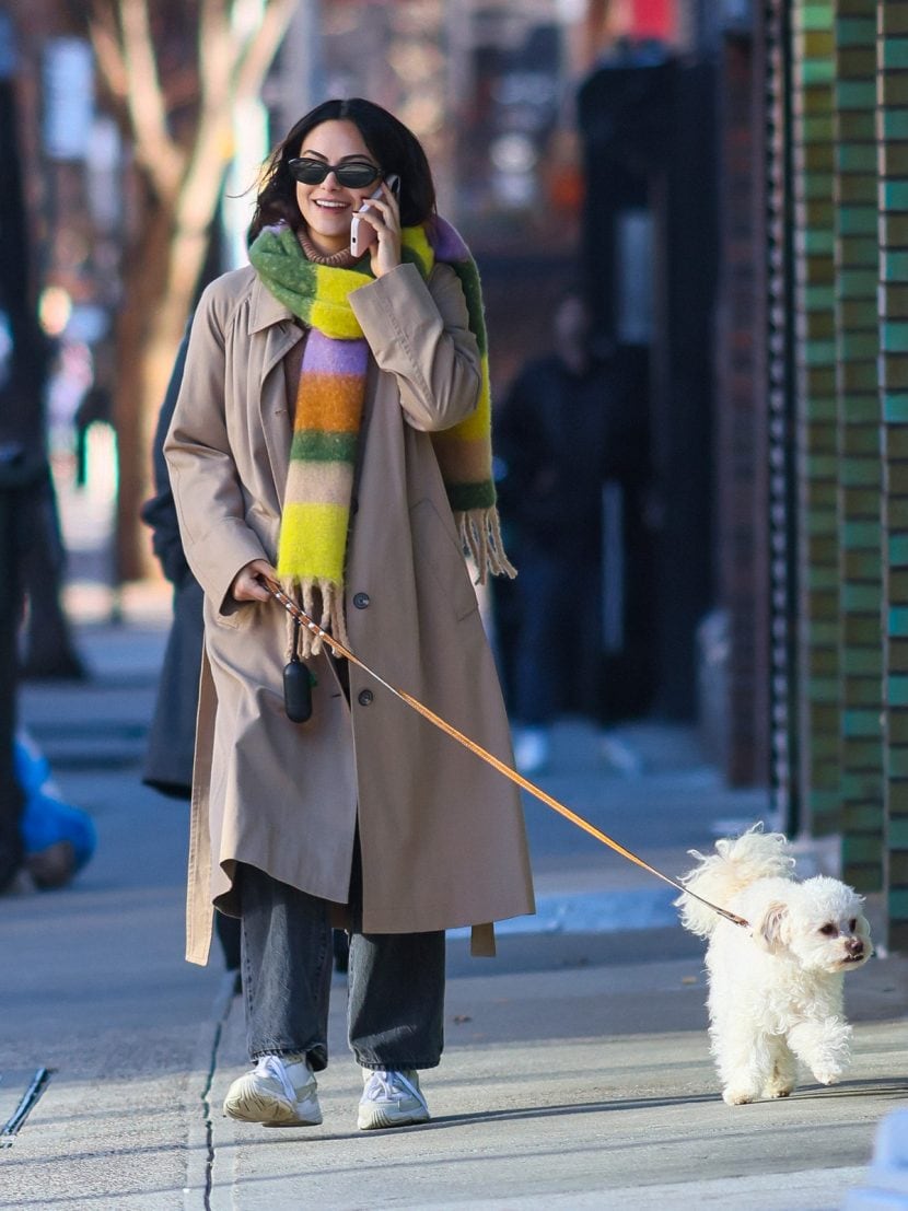 Camila Mendes con maxi scarf colorata + trench