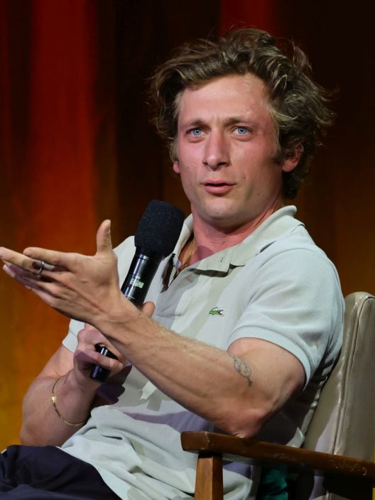 Da Jeremy Allen White per Calvin Klein ai baci di Gucci: fashion recap della settimana