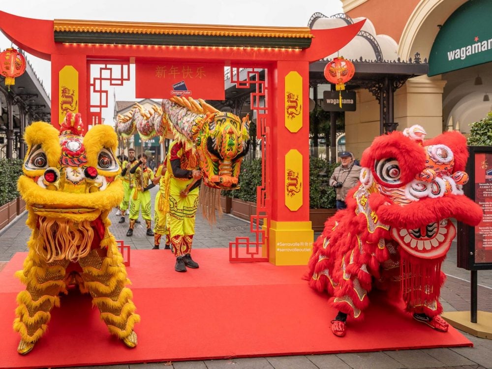 Momento della parata La Danza del Drago e dei Leoni al McArthurGlen Serravalle Designer Outlet 