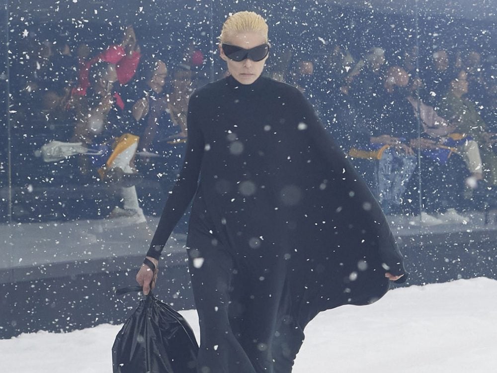 Momento della sfilata Balenciaga collezione Autunno Inverno 2022