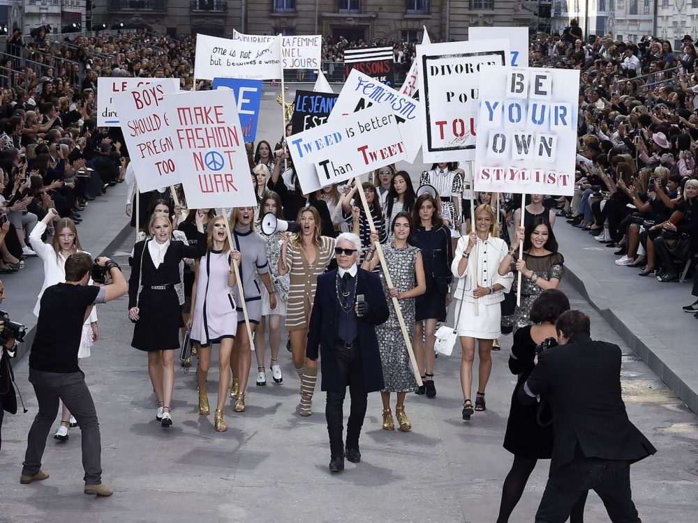 Karl Lagerfeld nel finale della sfilata Chanel PE 2015