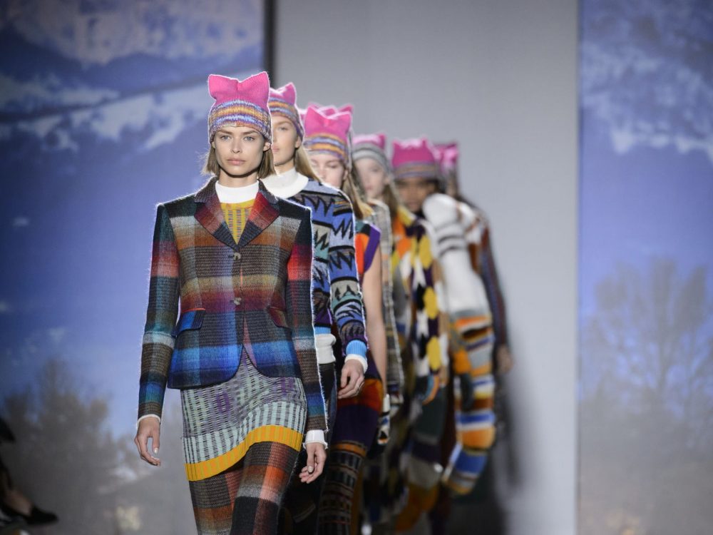 Chiusura della sfilata Missoni Autunno Inverno 2017: le modelle con il Pussy Hat