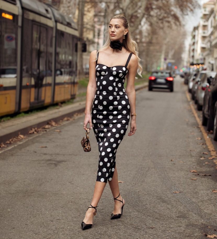 Midi dress a pois con corpetto a cuore + décolleté nere