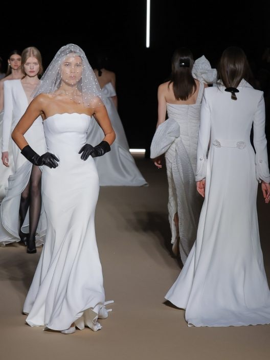 Non (solo) abiti da sposa. Pronovias porta in passerella una collezione all’insegna dell’arte. In una notte al museo