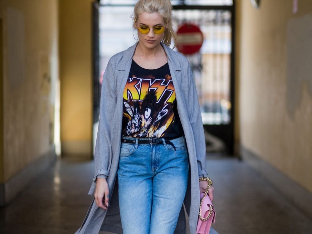 T-shirt stampata + jeans + spolverino