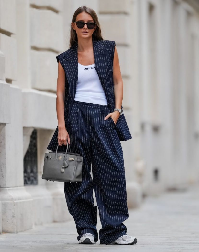 Tailleur over con blazer smanicato + tank top +sneakers