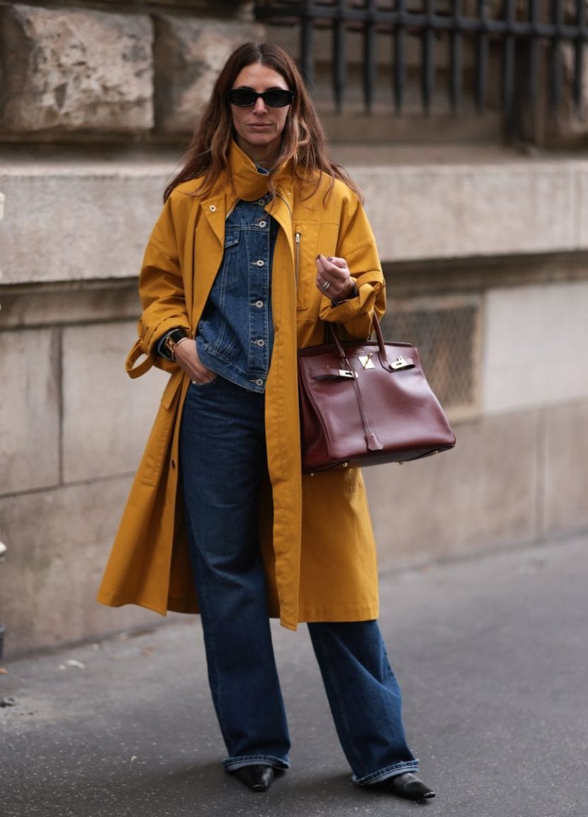 Look total denim + trench senape + borsa burgundy (aggiungere iPhone 16 blu)