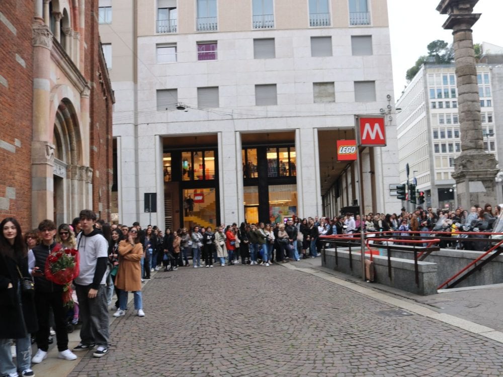 Tutti in fila per l'apertura del pop-up store Label Rose a Milano!