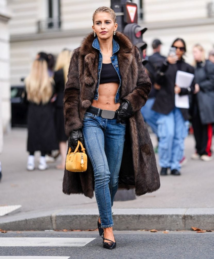 Faux fur + jeans skinny + top cropped + giacca corta in denim