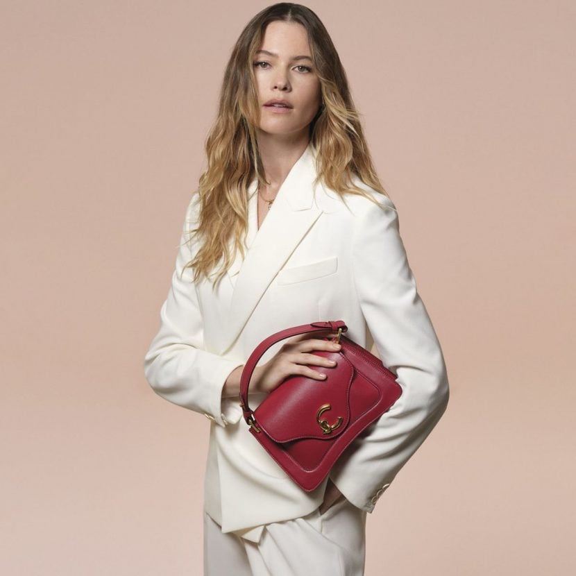 La  top model Behati Prinsloo indossa la nuova borsa C-ME di Coccinelle